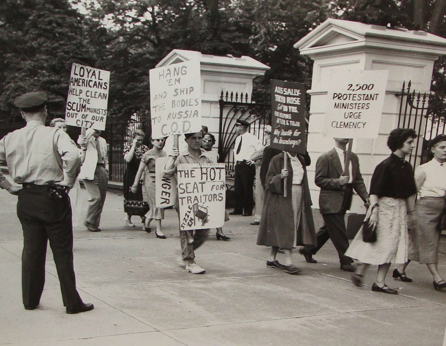 Press Photo American United States White House WW2 Axis Sally Tokyo Rose Protest