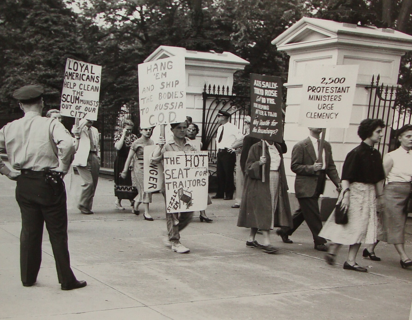 Press Photo American United States White House WW2 Axis Sally Tokyo Rose Protest