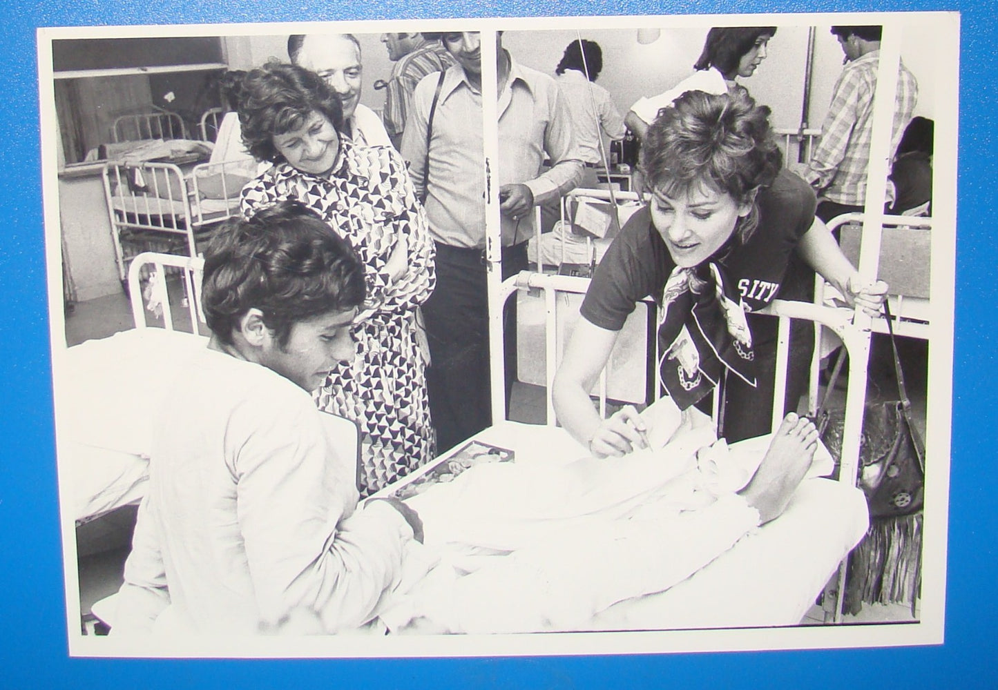 Photo Israel 1973 Yom Kippur War IDF Singer RIKA ZARAI Visit Hospital Soldier