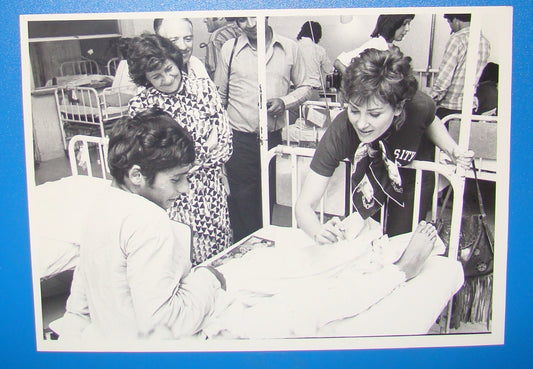 Photo Israel 1973 Yom Kippur War IDF Singer RIKA ZARAI Visit Hospital Soldier