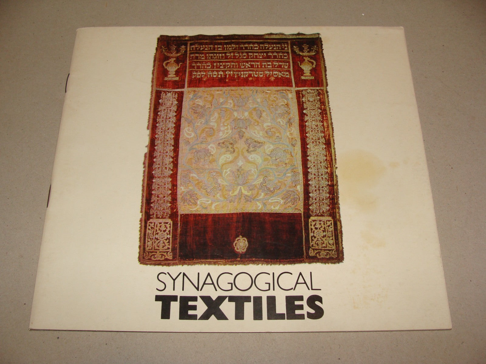 Book Jewish Judaica Prague Museum Photo Album SYNAGOGICAL TEXTILES Synagogue