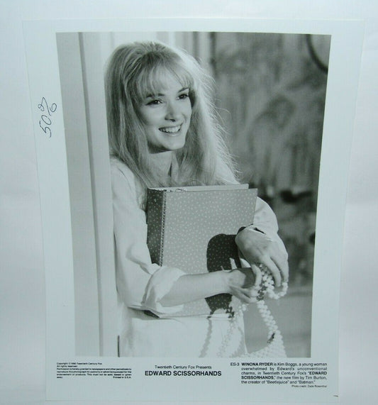 WINONA RYDER as Kim Boggs in EDWARD SCISSORHANDS 1990 movie photo